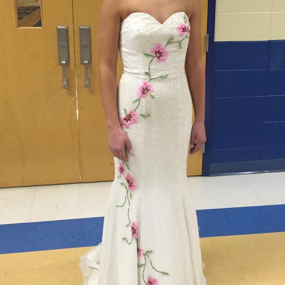 White formal gown - Picture 1 of 1
